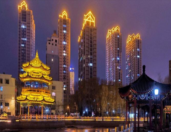 以下幾個(gè)標(biāo)題供您參考：
1. 大樓亮化照明打造城市魅力夜景
2. 城市夜景：大樓亮化照明魅力凸顯
3. 魅力之光！大樓亮化照亮城市夜景