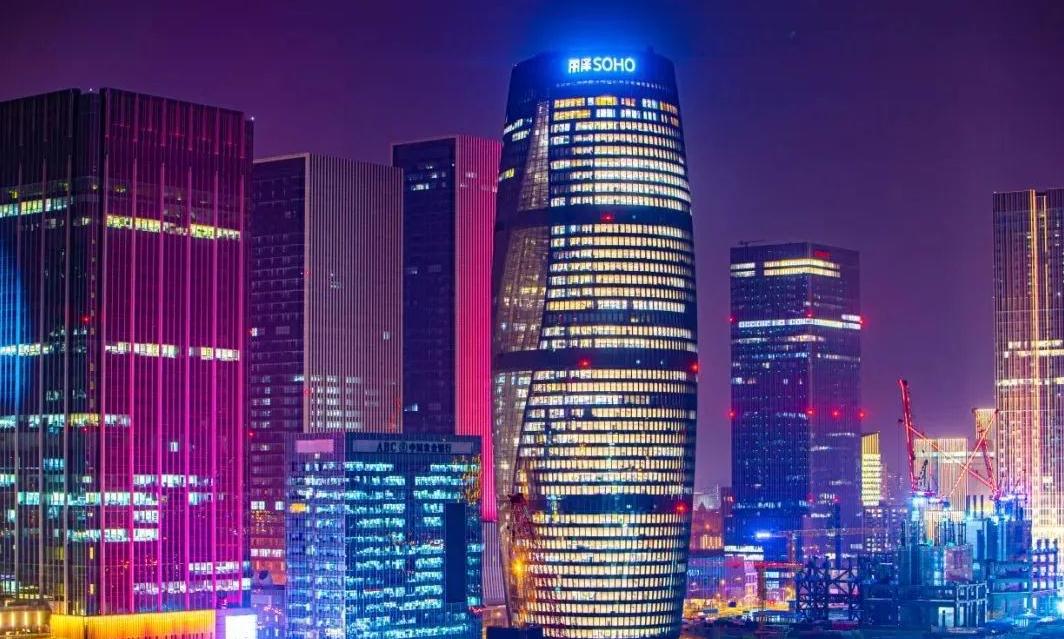 以下幾個標(biāo)題供您參考：
1. 樓體夜景照明 點亮靈動多彩城市
2. 樓體夜景照明打造靈動多彩城
3. 靈動多彩！樓體夜景照明添彩城市