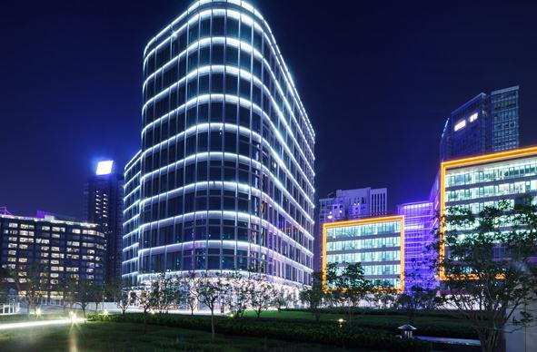 以下幾個(gè)標(biāo)題供您參考：
1. 建筑亮化：點(diǎn)亮城市夜景的絢麗風(fēng)景
2. 聚焦建筑亮化，繪就城市夜景美畫卷
3. 建筑亮化——塑造城市夜景亮麗景觀