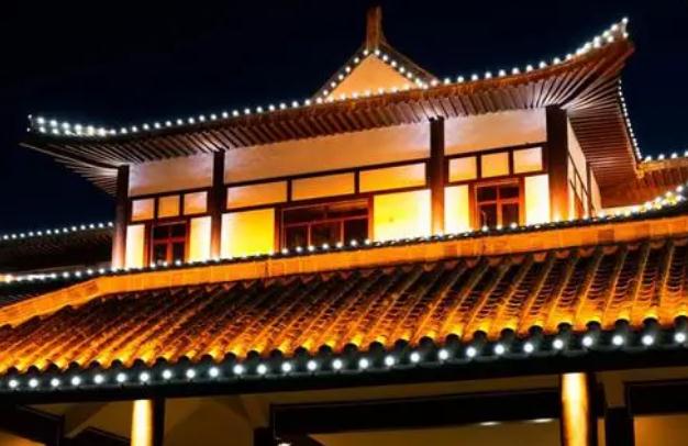 以下幾個標(biāo)題供您參考：
1. 戶外亮化設(shè)計 打造超美城市夜色
2. 專業(yè)戶外亮化設(shè)計 點亮城市夜色
3. 戶外亮化設(shè)計 讓城市夜晚更迷人