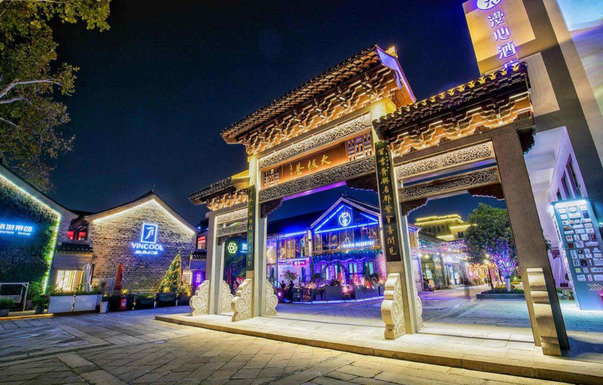 以下幾個標(biāo)題供您參考：
1. 樓體亮化建設(shè)，點亮美麗城市
2. 樓體亮化：打造城市的美麗之光
3. 推進(jìn)樓體亮化建設(shè)，塑造美麗城市
