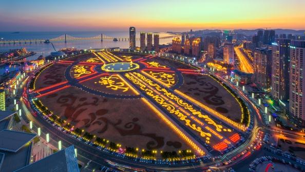 以下幾個(gè)標(biāo)題供您參考：
1. 戶外景觀亮化 引領(lǐng)豐富城市夜景
2. 引領(lǐng)城市夜景 戶外景觀亮化來(lái)襲
3. 戶外景觀亮化——城市夜景引領(lǐng)者