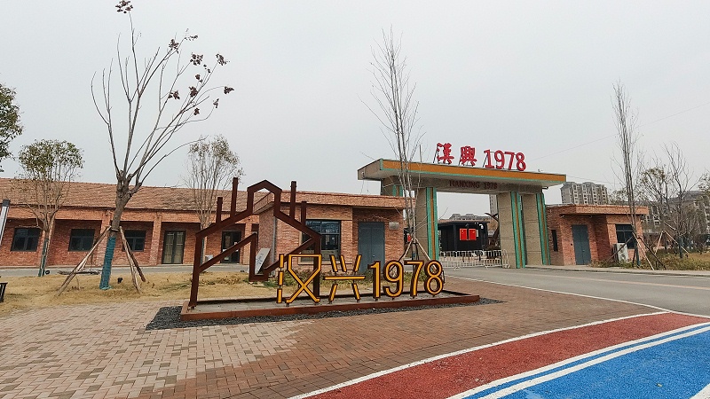 雕塑設(shè)計(jì)公司：璃鋼雕塑的模具及不銹鋼的材質(zhì)-蘇昌標(biāo)識(shí)，行業(yè)經(jīng)驗(yàn)18年，為400+企業(yè)或市政單位提供標(biāo)識(shí)系統(tǒng)解決方案。