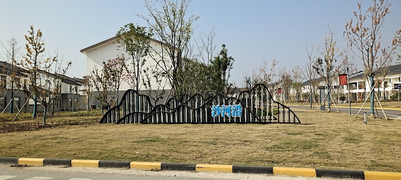 雕塑制作公司：旅游景區(qū)標(biāo)識牌應(yīng)該設(shè)置在哪些位置？-蘇昌標(biāo)識，行業(yè)經(jīng)驗18年，為400+企業(yè)或市政單位提供標(biāo)識系統(tǒng)解決方案。