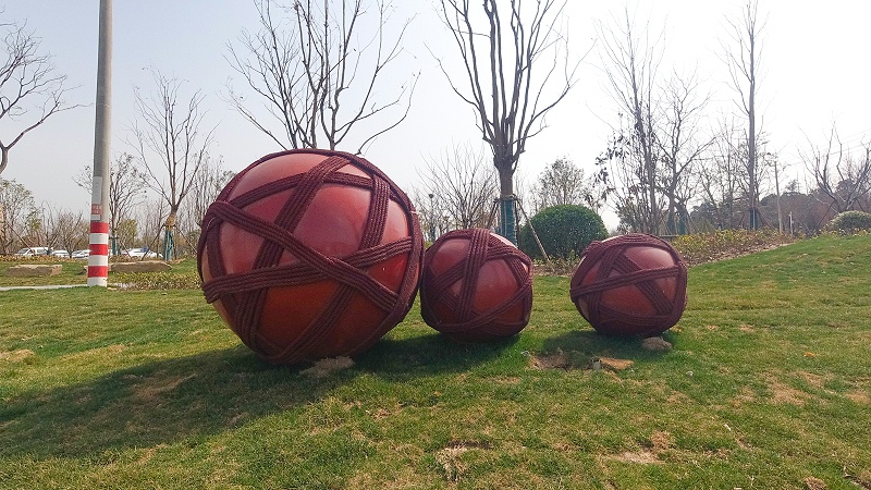 雕塑設(shè)計(jì)公司：玻璃鋼雕塑的應(yīng)用-蘇昌標(biāo)識，行業(yè)經(jīng)驗(yàn)18年，為400+企業(yè)或市政單位提供標(biāo)識系統(tǒng)解決方案。