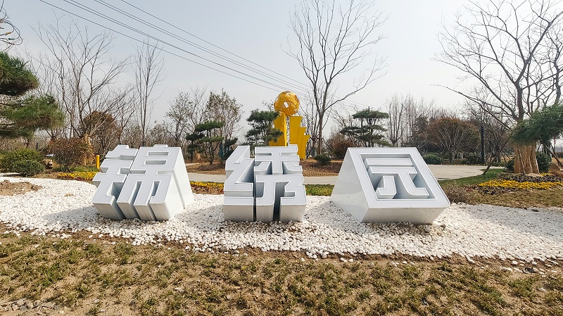 雕塑制作公司：雕塑泥形階段及玻璃鋼雕塑養(yǎng)護(hù)-蘇昌標(biāo)識(shí)，行業(yè)經(jīng)驗(yàn)18年，為400+企業(yè)或市政單位提供標(biāo)識(shí)系統(tǒng)解決方案。