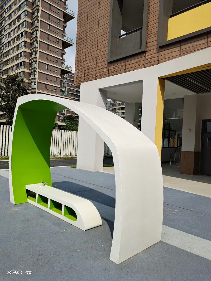 景觀雕塑廠家：校園雕塑的價格決定因素-蘇昌標識，行業(yè)經(jīng)驗15年，為400+企業(yè)或市政單位提供標識系統(tǒng)解決方案。