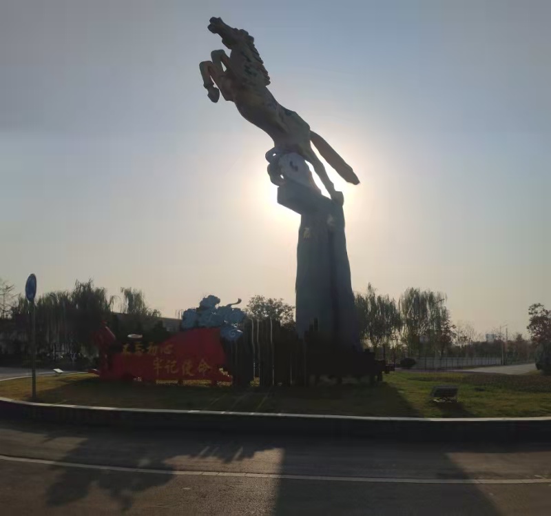 不銹鋼雕塑都是如何上色的-蘇昌標識，行業(yè)經(jīng)驗15年，為400+企業(yè)或市政單位提供標識系統(tǒng)解決方案。